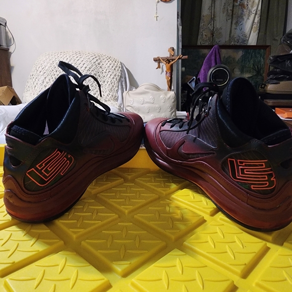 Nike LeBron Christmas (2019) - Picture 3 of 11